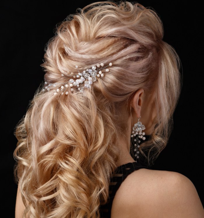 Coiffure tendance élégante Coiffure tendance à Capbreton avec chignon ondulé et accessoires perlés élégants